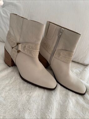 Women’s Cream Ankle Boots with Embossed Strap VIONIC  SUEDE